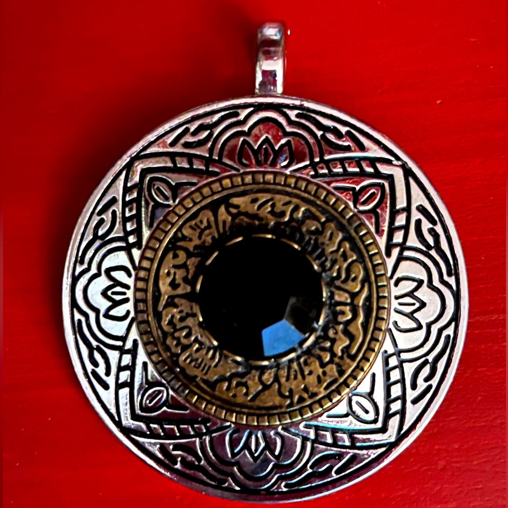 Premier Designs magnetic necklace pendant.